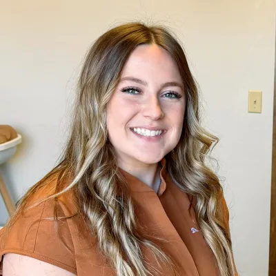 A headshot photo of Dr. Mackenzie Welch, a doctor at OneHealth Chiropractic